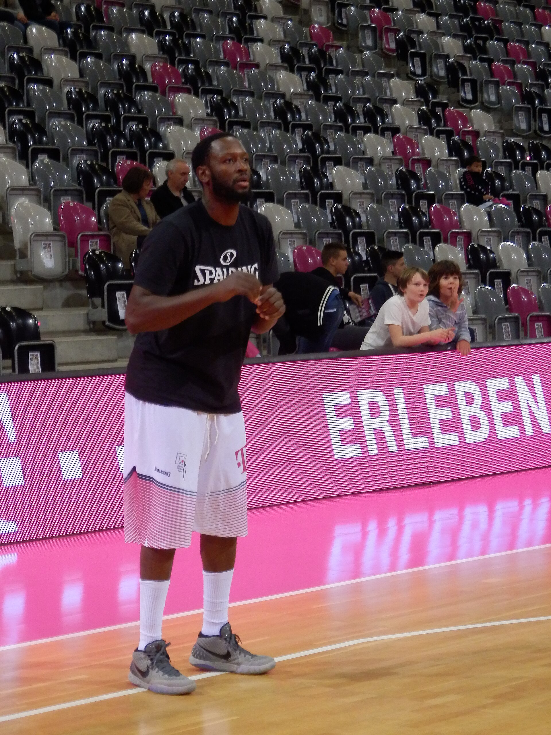Imagem de referência relacionada a Jimmy McKinney, item descrito como basquetebolista estadunidense