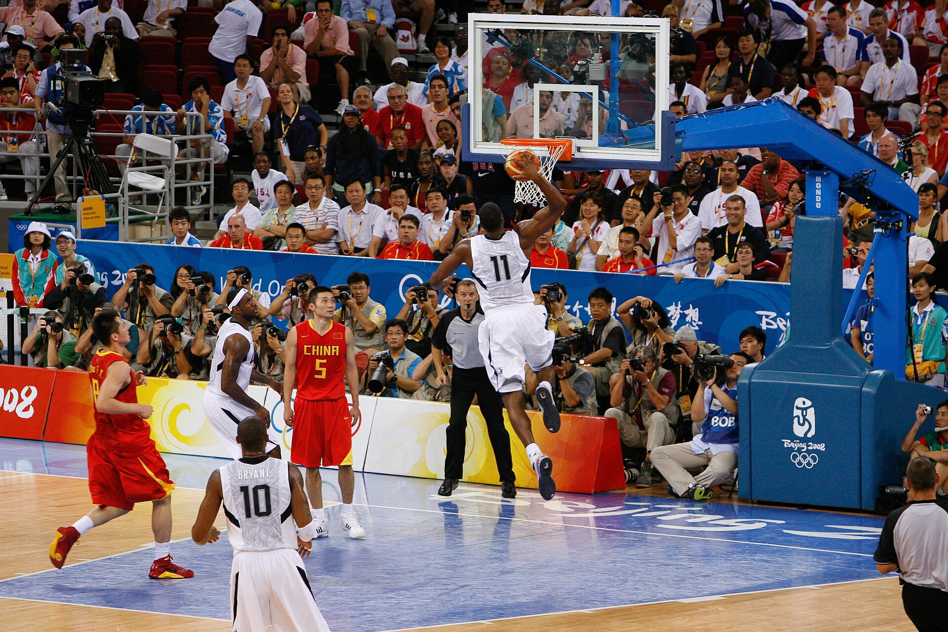 Imagem de referência relacionada a Liu Wei, item descrito como jogador de basquetebol chinês