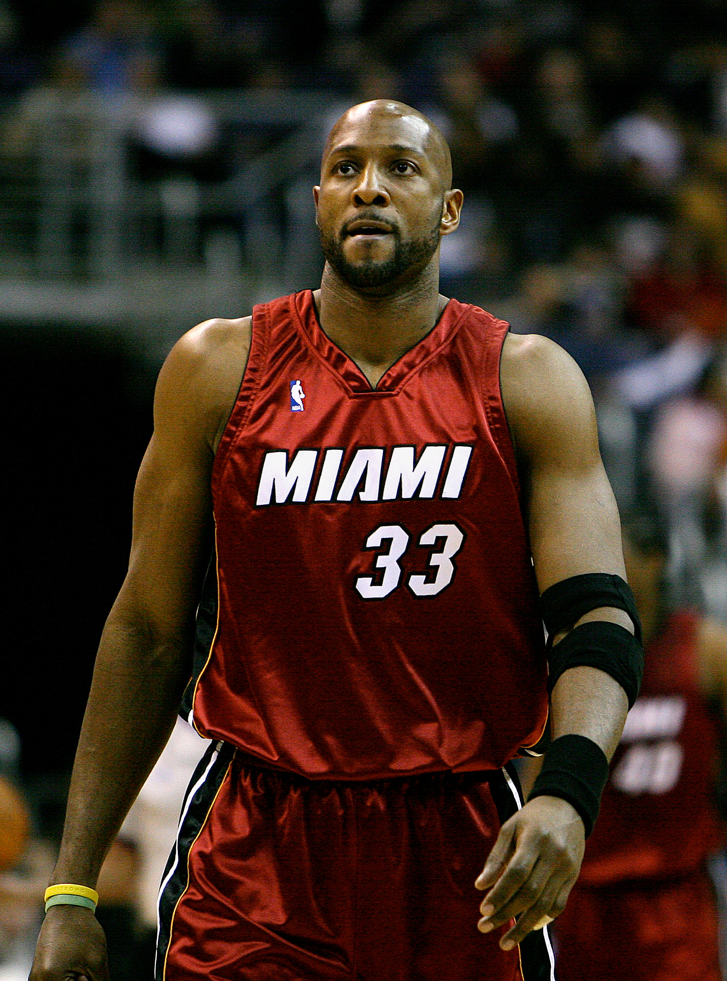 Imagem de referência relacionada a Alonzo Mourning, item descrito como basquetebolista americano