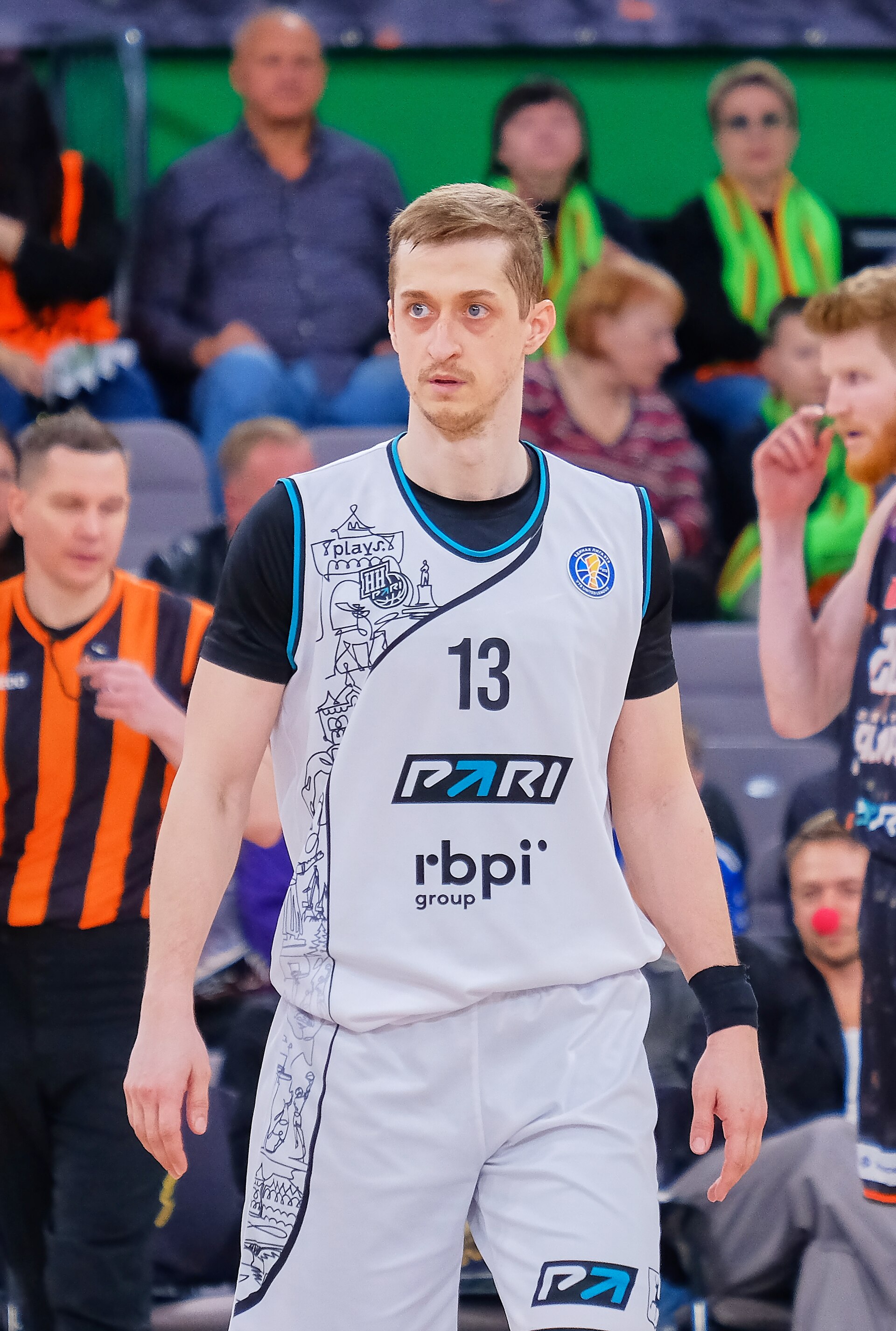 Imagem de referência relacionada a Dmitri Khvostov, item descrito como jogador de basquetebol russo