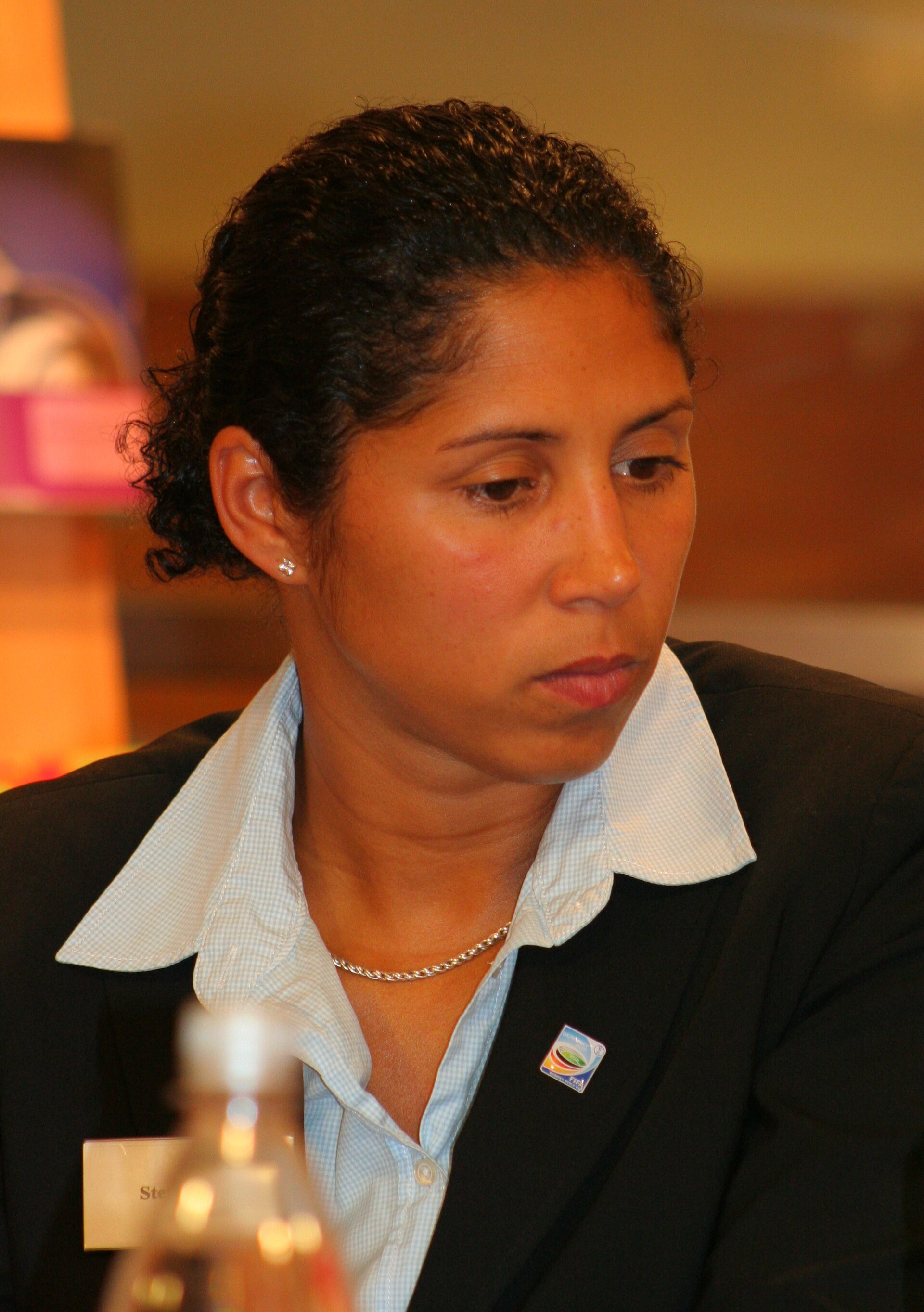 Imagem de referência relacionada a Steffi Jones, item descrito como futebolista alemã